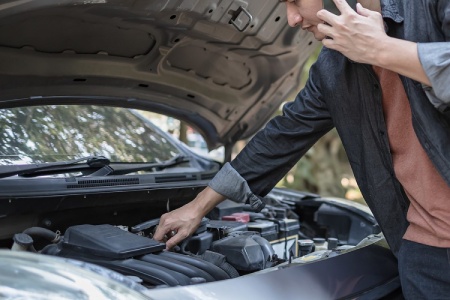 بد گاز خوردن ماشین؛ علت‌ها، علائم و روش رفع مشکل